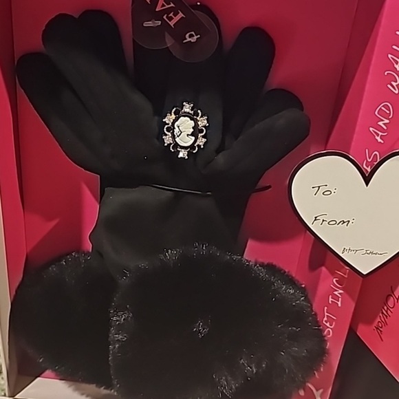 🪷 NIB Betsey Johnson Cameo Gloves & Wristlet Gift Set - Picture 15 of 15